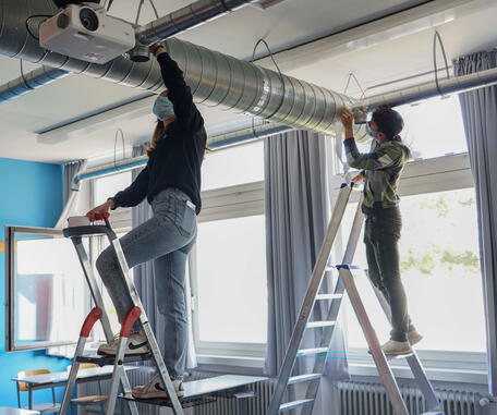 Die Lüftungsanlage wird am Max-Reger-Gymnasium durch die Schüler*innen und Azubis selbst installiert.