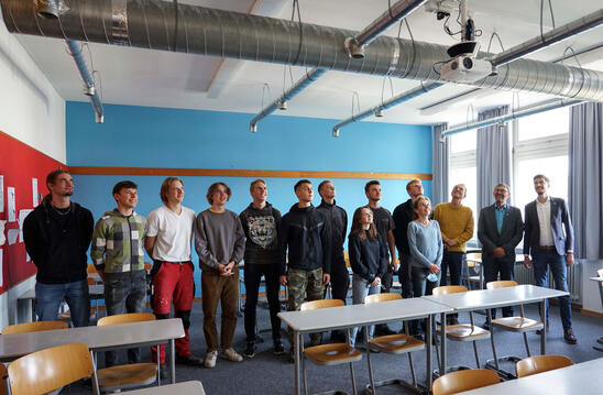 Geschafft! Die selbstgebaute Lüftungsanlage ist im Klassenraum eingebaut.