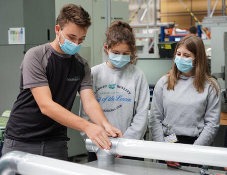 Die Baumann-Azubis und Schülerinnen helfen bei der Vormontage zusammen.