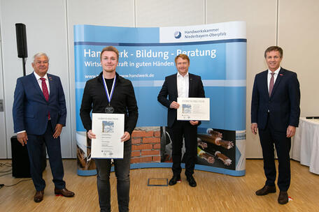 Verleihung der Urkunde. (Copyright Fotostudio Daniel)