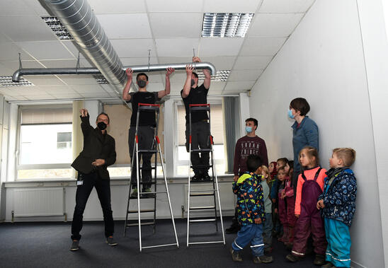 Dr. Georg Baumann (company founder and owner of Baumann Automation) with the trainees from Baumann Automation, the teachers and the children from the Baumann forest kindergarten. / Image: Petra Hartl