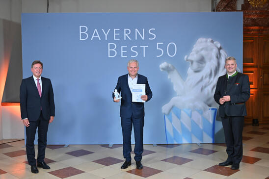 Von links: Prof. Dr. Thomas Edenhofer (Head of Audit & Advisory, Baker Tilly), Karl Ebnet (Geschäftsführer Baumann Automation) und Roland Weigert (Staatssekretär im Bayerischen Staatsministerium für Wirtschaft, Landesentwicklung und Energie).
Urheberrechtsvermerk: Studio SX HEUSER