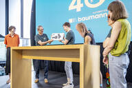 Übergabe von Dr. Georg Baumann an Oskar Baumann - symbolisiert durch ein 3-D-Modell.